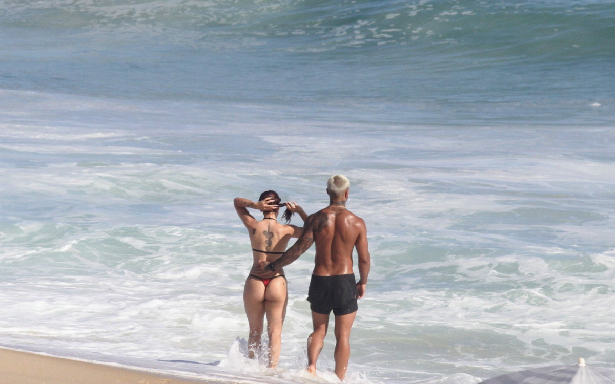 Yuri Meirelles e Nathalia Valente namoram na Praia de São Conrado, na Zona Sul do Rio