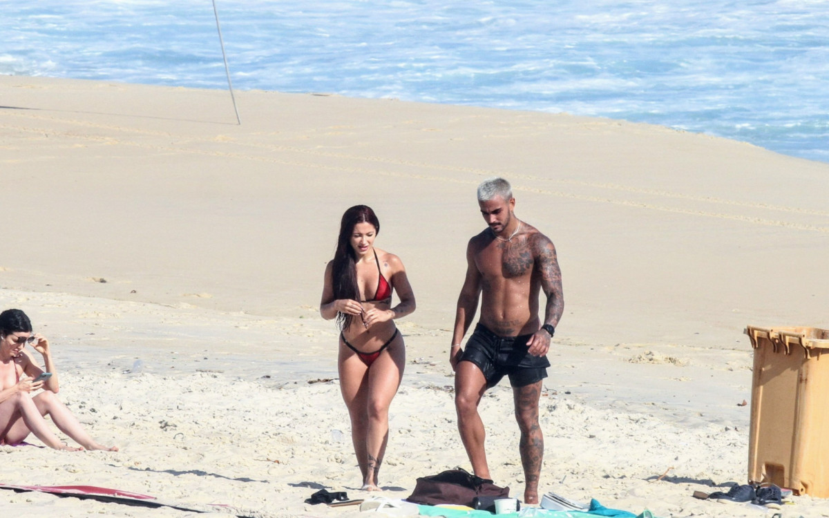 Yuri Meirelles e Nathalia Valente namoram na Praia de São Conrado, na Zona Sul do Rio - Dan Delmiro / Agnews