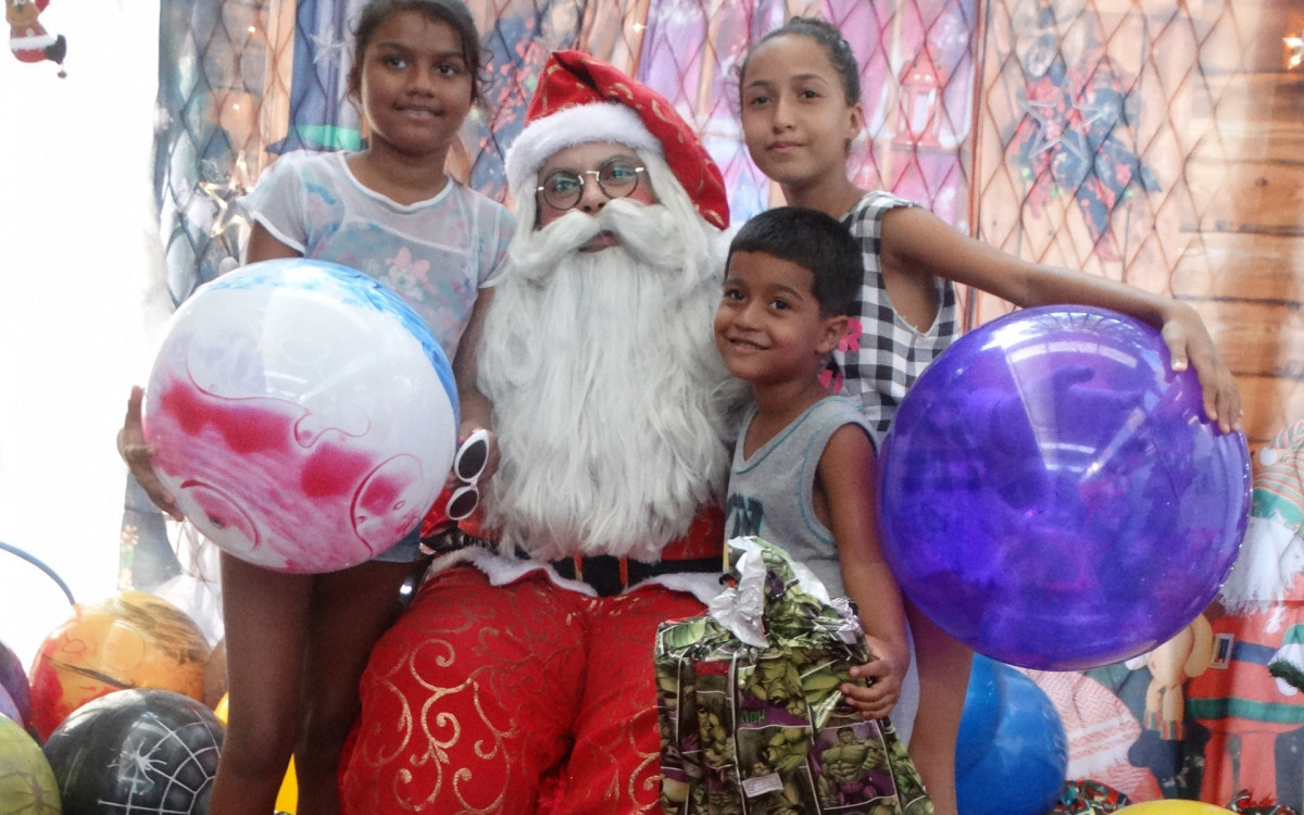 As turmas do curso de Confeitaria fizeram os bolos, já os funcionários, professores e alunos do Curso Técnico em Gastronomia prepararam a Ceia, que teve arroz, maionese, farofa e frango assado