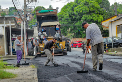 Ruas do Parque dos Califas recebem asfalto em Belford Roxo