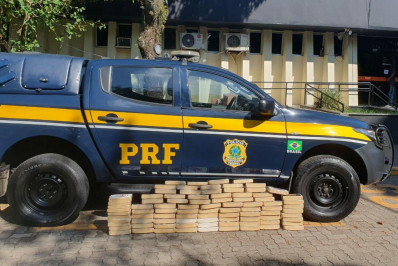 Casal é preso com quase 90 quilos de pasta base de cocaína na Via Dutra, em Resende