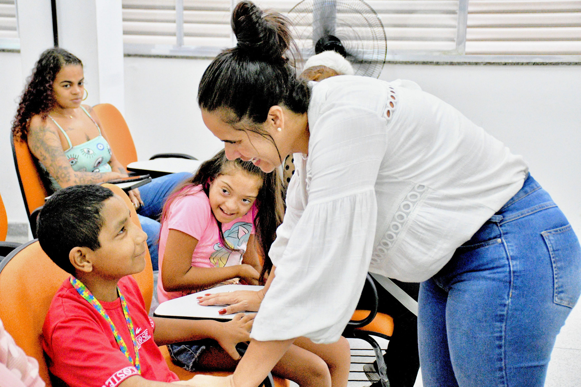 A secret&aacute;ria de Assist&ecirc;ncia Social Tati Ervite participou da confraterniza&ccedil;&atilde;o com  as m&atilde;es e filhos - Jeovani Campos / PMBR