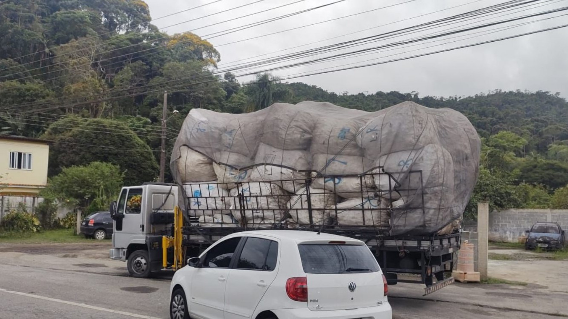 Caminhão transportava ilegalmente o material - Reprodução / @pmerj