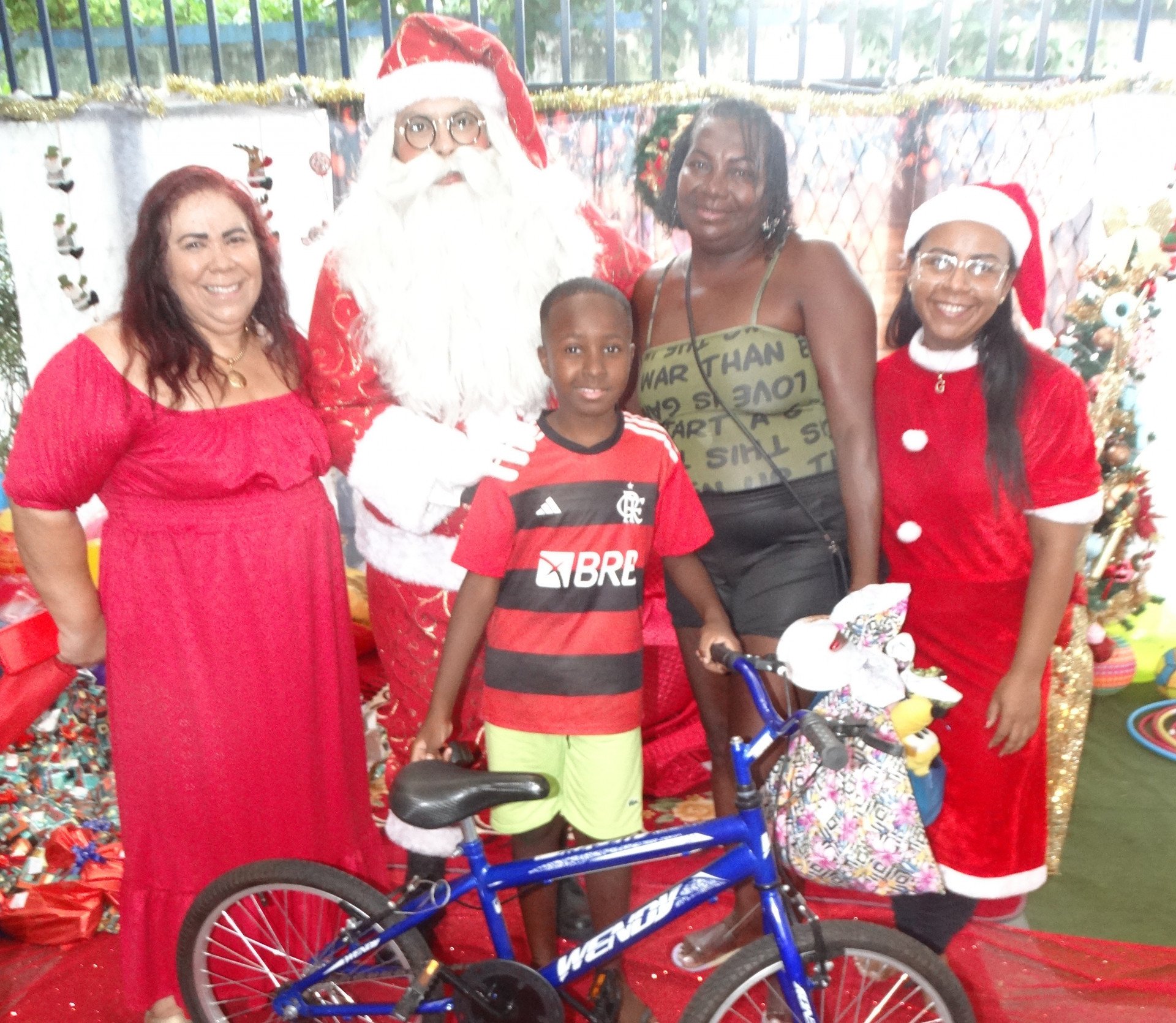 Depois que o Papai Noel distribuiu os presentes, a hora mais esperada, aconteceu o sorteio de duas bicicletas, uma para menino e outra para menina                     - Divulgação / Faetec