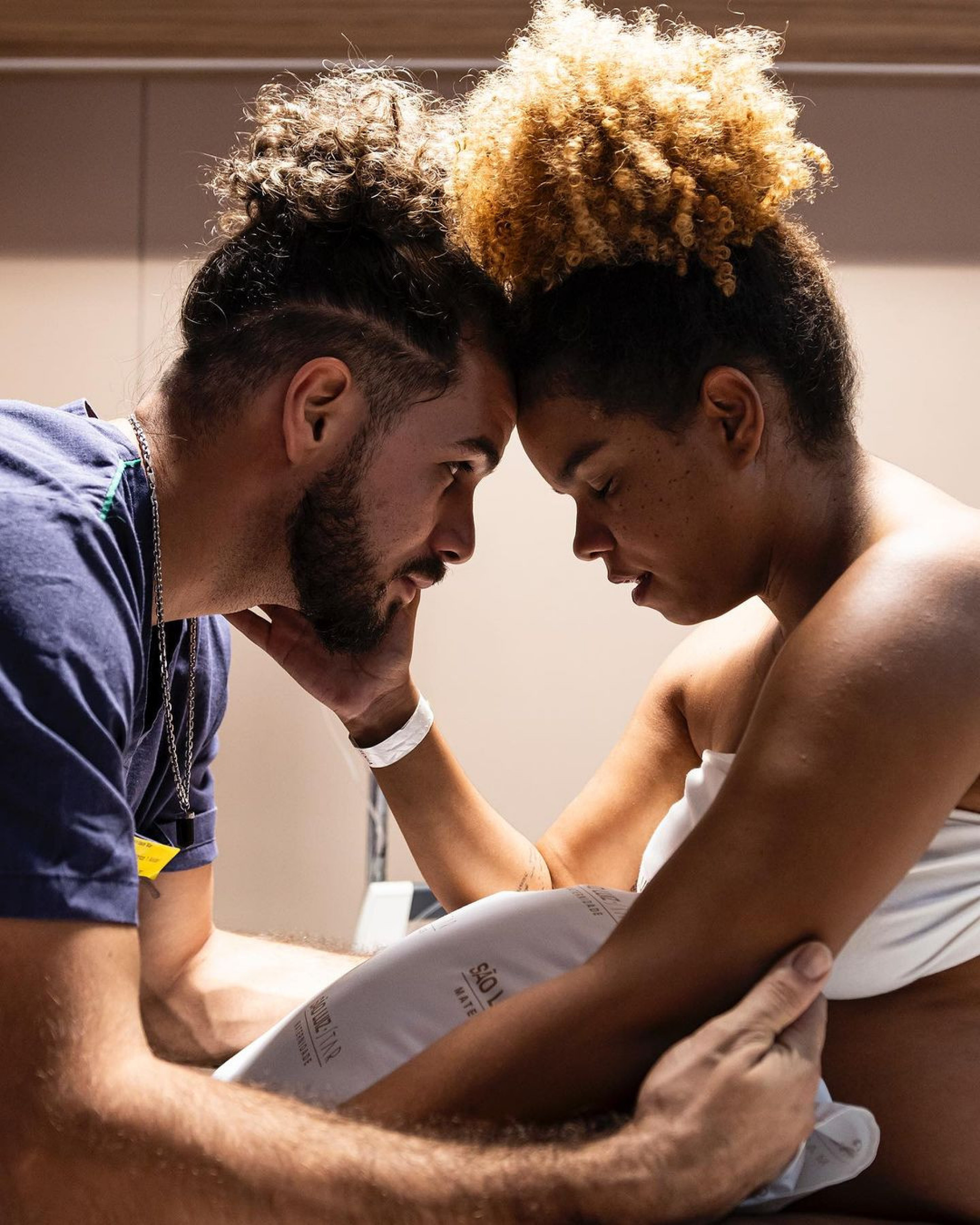 Jeniffer Nascimento e Jean Amorim no parto da filha Lara - Reprodução / Instagram 