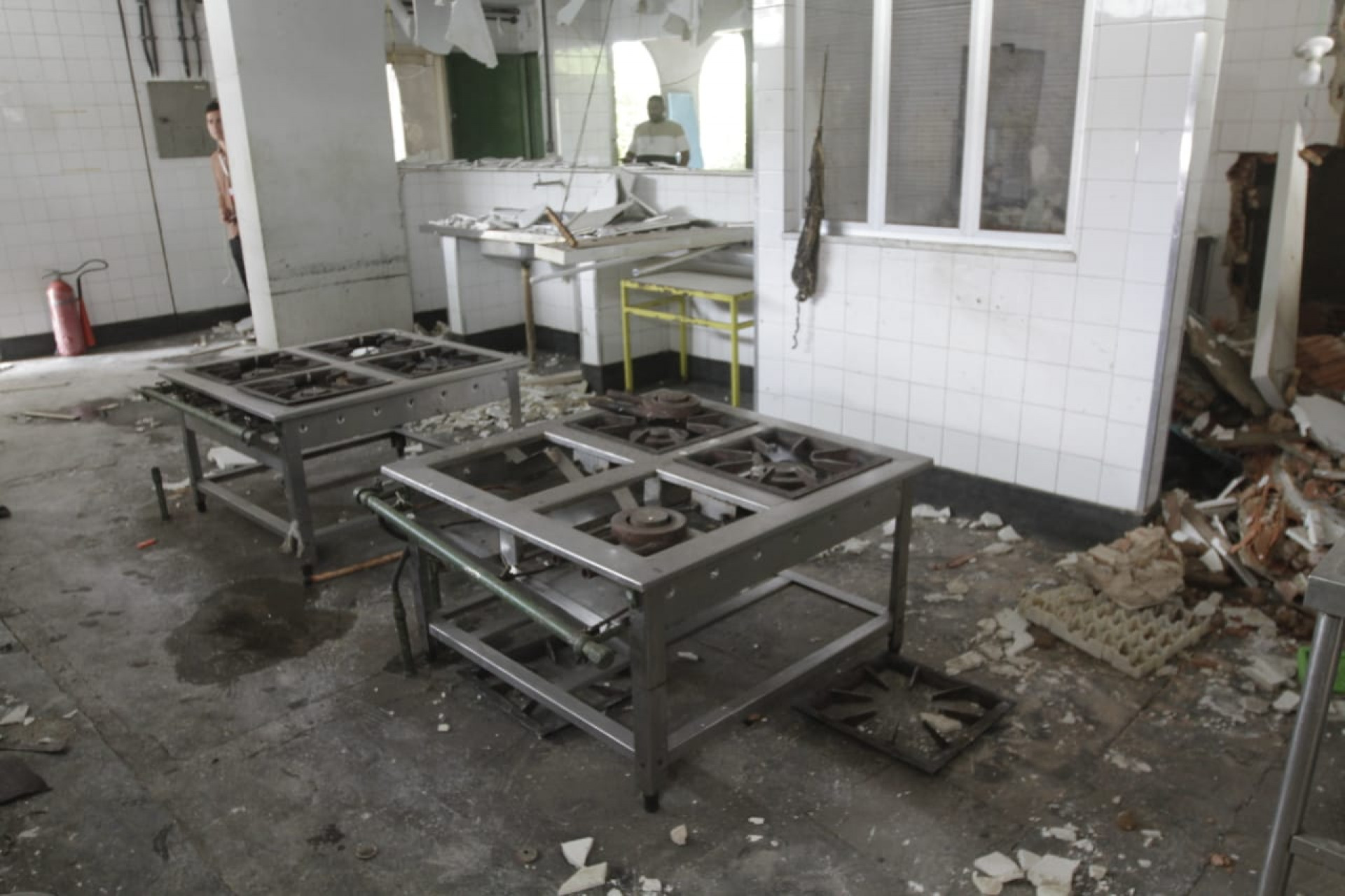 Cozinha do CIEP Professora Célia Martins Menna Barreto foi a mais danificada com a explosão - Marcos Porto/Agência O Dia