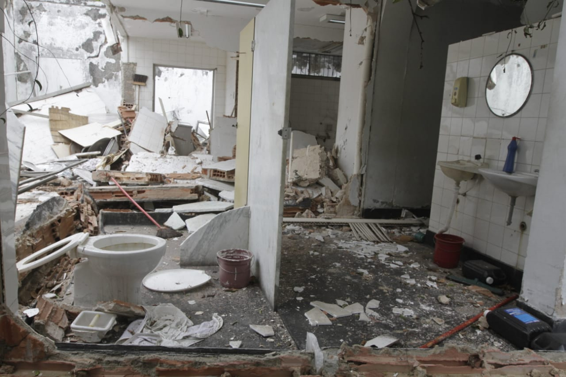 Banheiro do segundo andar do Ciep, que fica em cima da cozinha, também ficou danificado - Marcos Porto/Agência O Dia