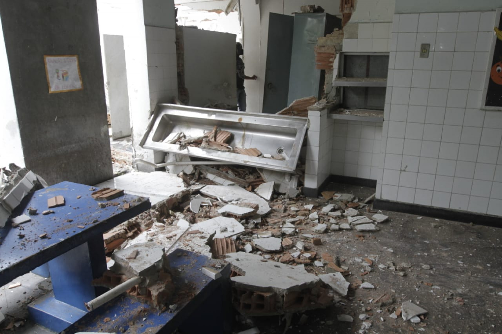 Obras emergenciais vão reconstruir refeitório, cozinha, forro do teto e toda a estrutura danificada - Marcos Porto/Agência O Dia