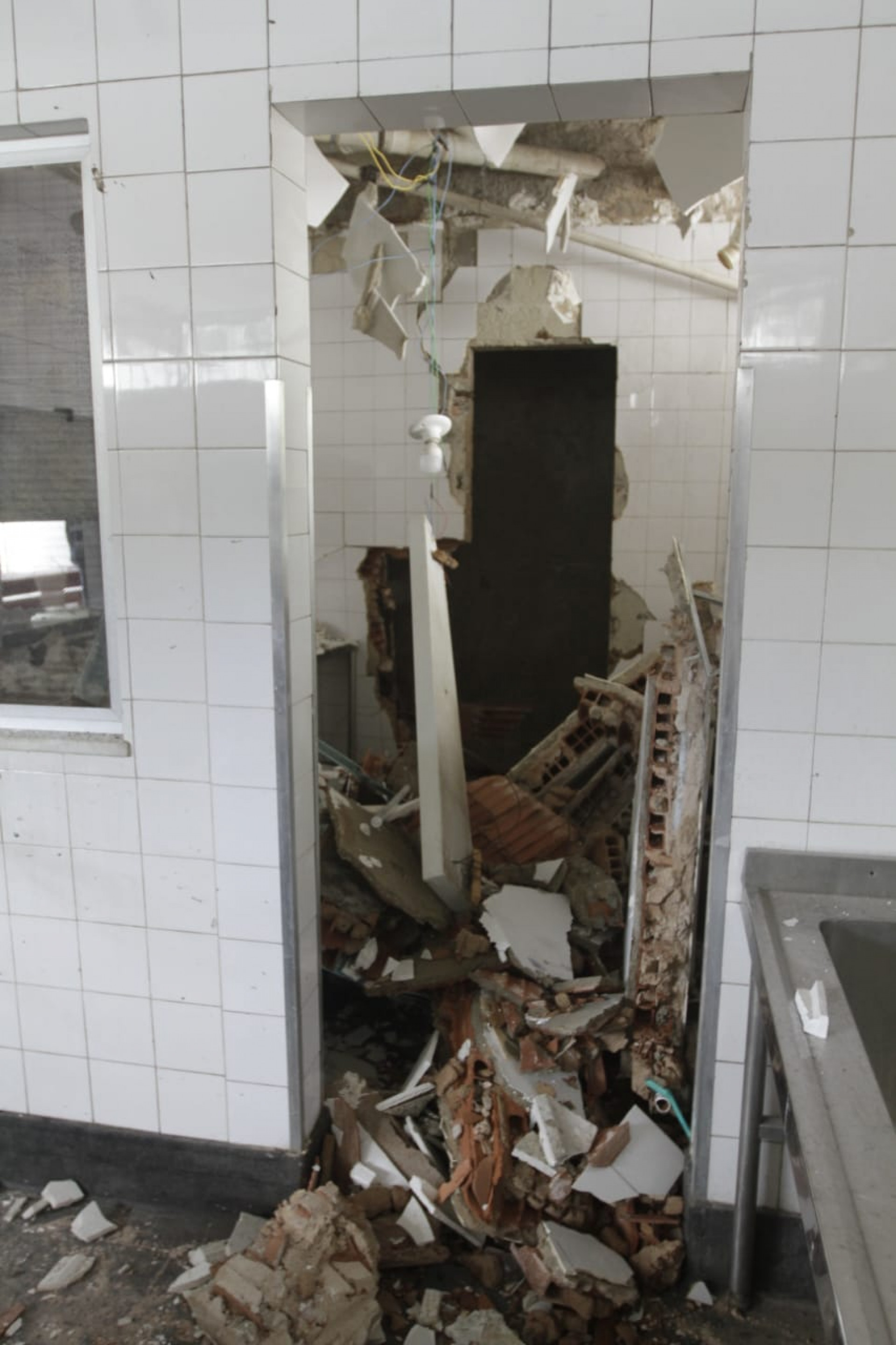 Vistoria apontou colapso e rebaixamento de gesso da cozinha, despensa, vestiário e refeitório do CIEP Professora Célia Martins Menna Barreto - Marcos Porto/Agência O Dia