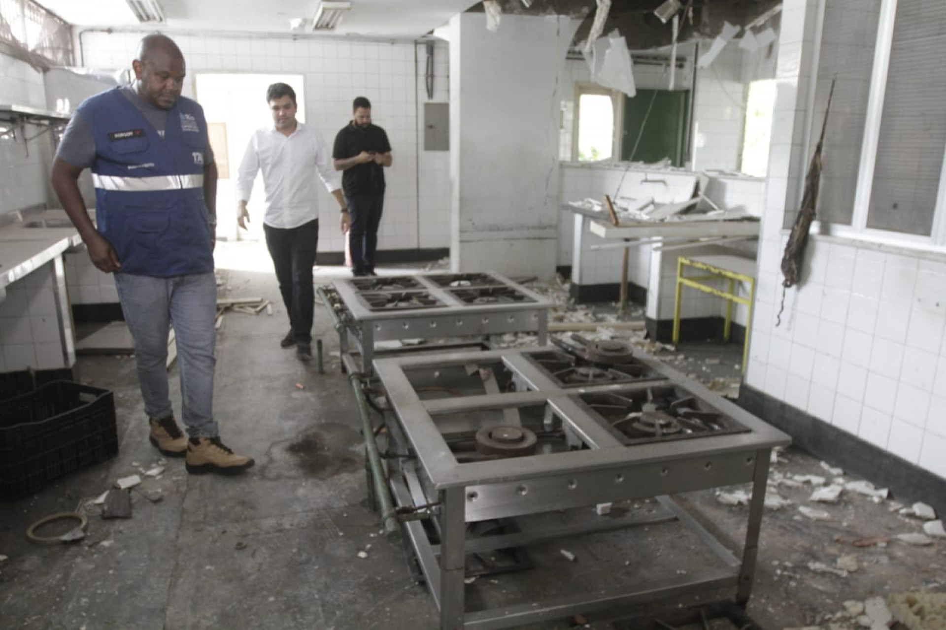 Equipes da Secretaria Municipal de Educação e da Subprefeitura da Grande Bangu avaliaram CIEP em Bangu após explosã0 - Marcos Porto/Agência O Dia