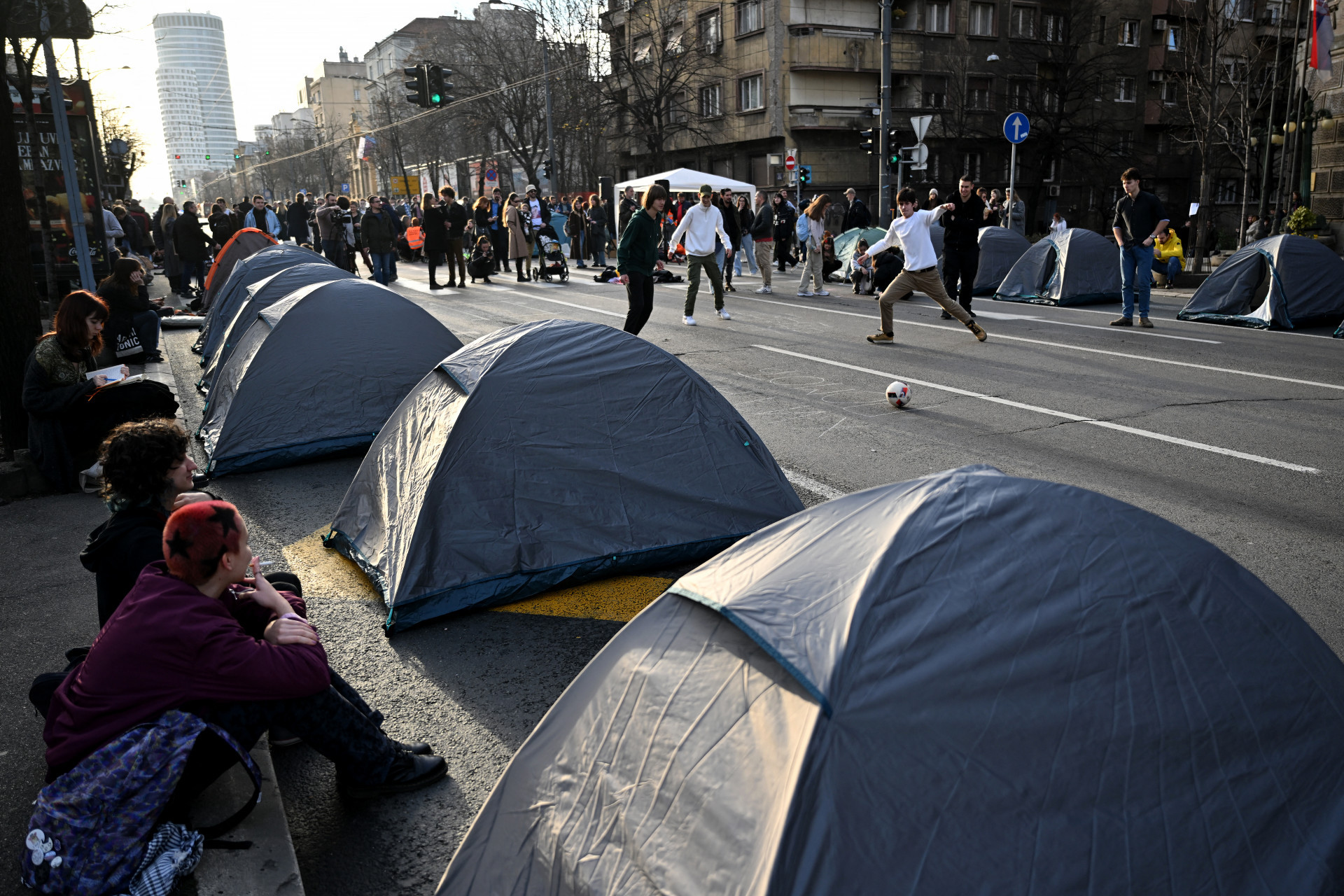 Estudantes fazem protesto contra resultado das eleições em Belgrado, na Sérvia, nesta sexta-feira, 29 - Andrej Isakovic/AFP