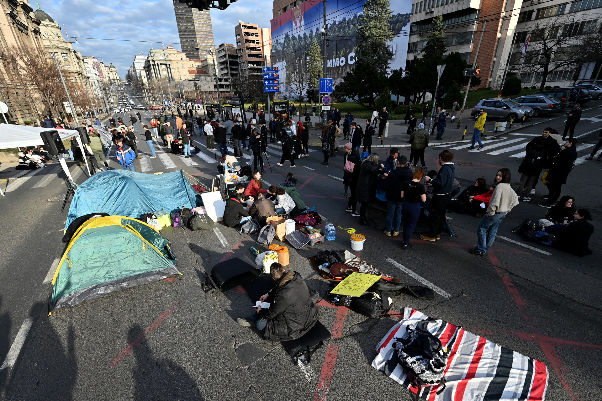 Estudantes fazem protesto contra resultado das eleições em Belgrado, na Sérvia, nesta sexta-feira, 29 - Andrej Isakovic/AFP