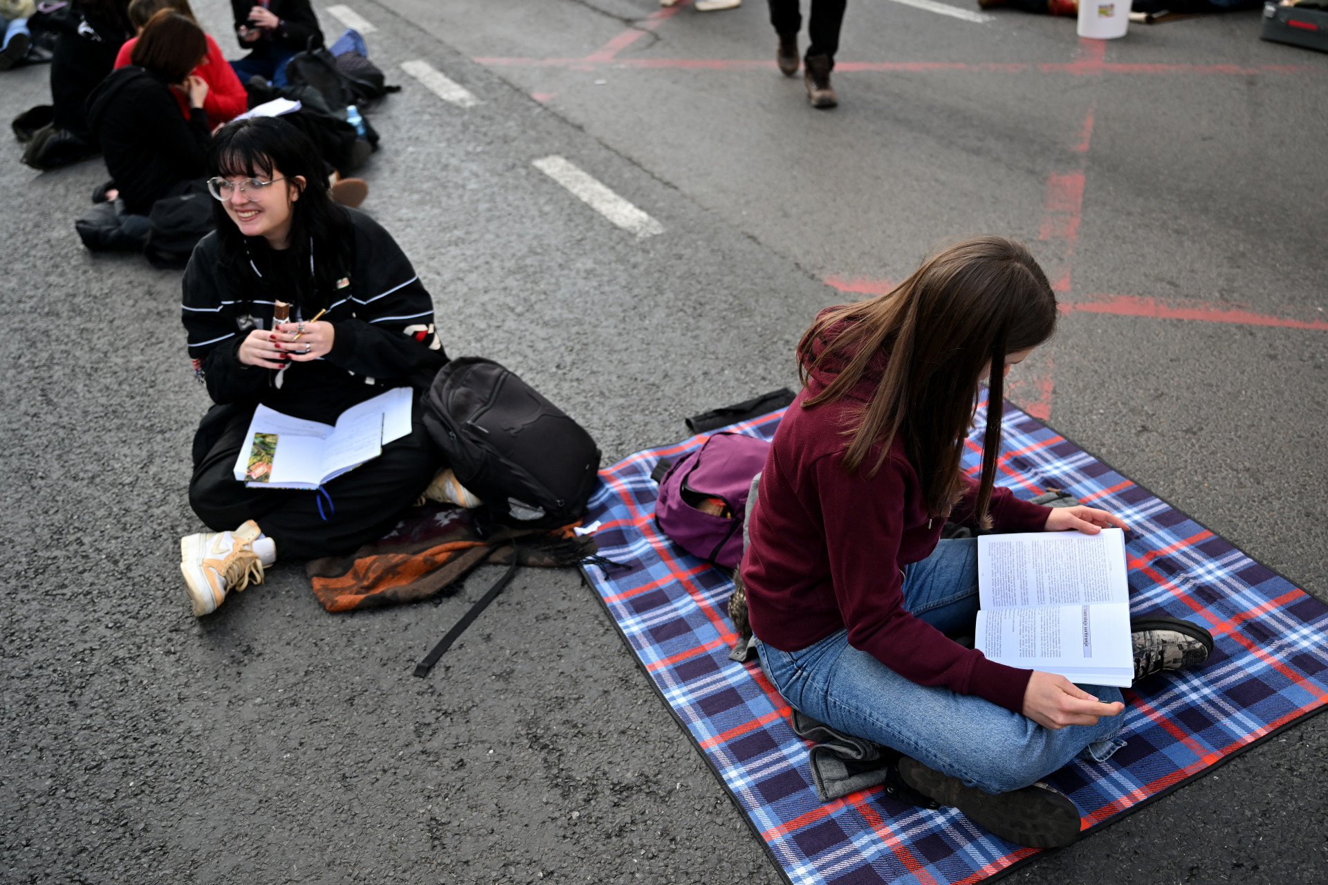 Estudantes fazem protesto contra resultado das eleições em Belgrado, na Sérvia, nesta sexta-feira, 29 - Andrej Isakovic/AFP