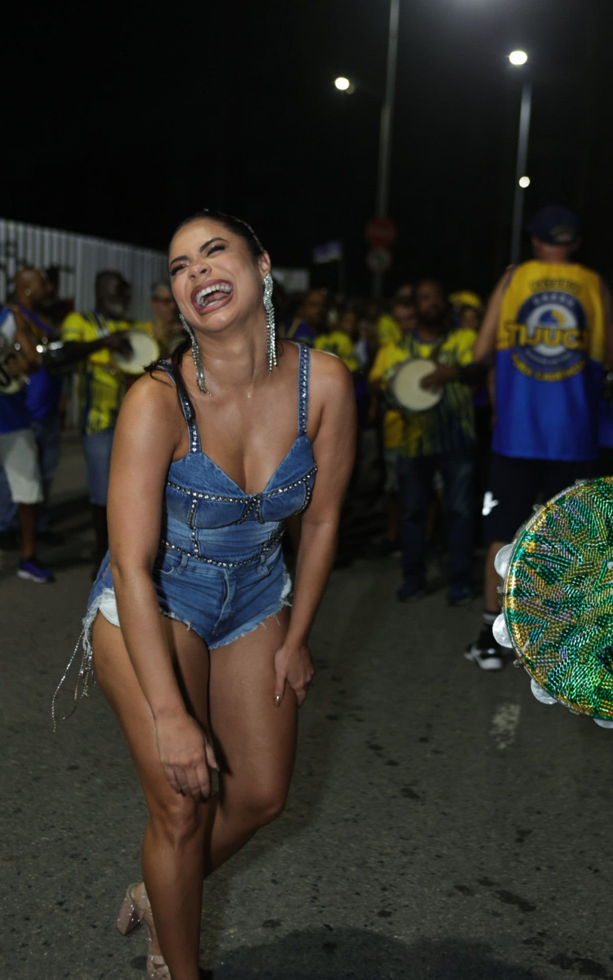 Lexa participa do ensaio de rua da Unidos da Tijuca, nesta quinta-feira