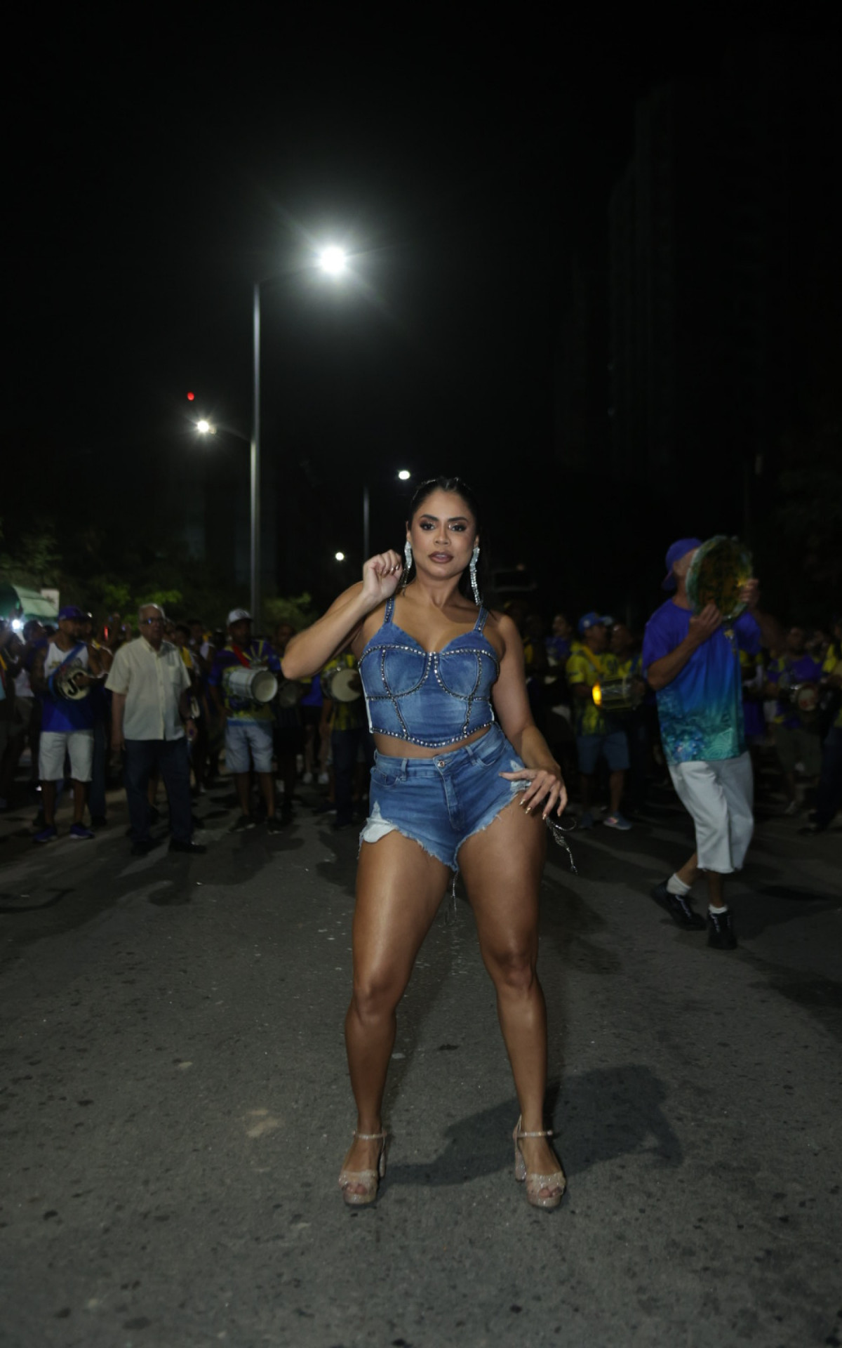 Lexa participa do ensaio de rua da Unidos da Tijuca, nesta quinta-feira