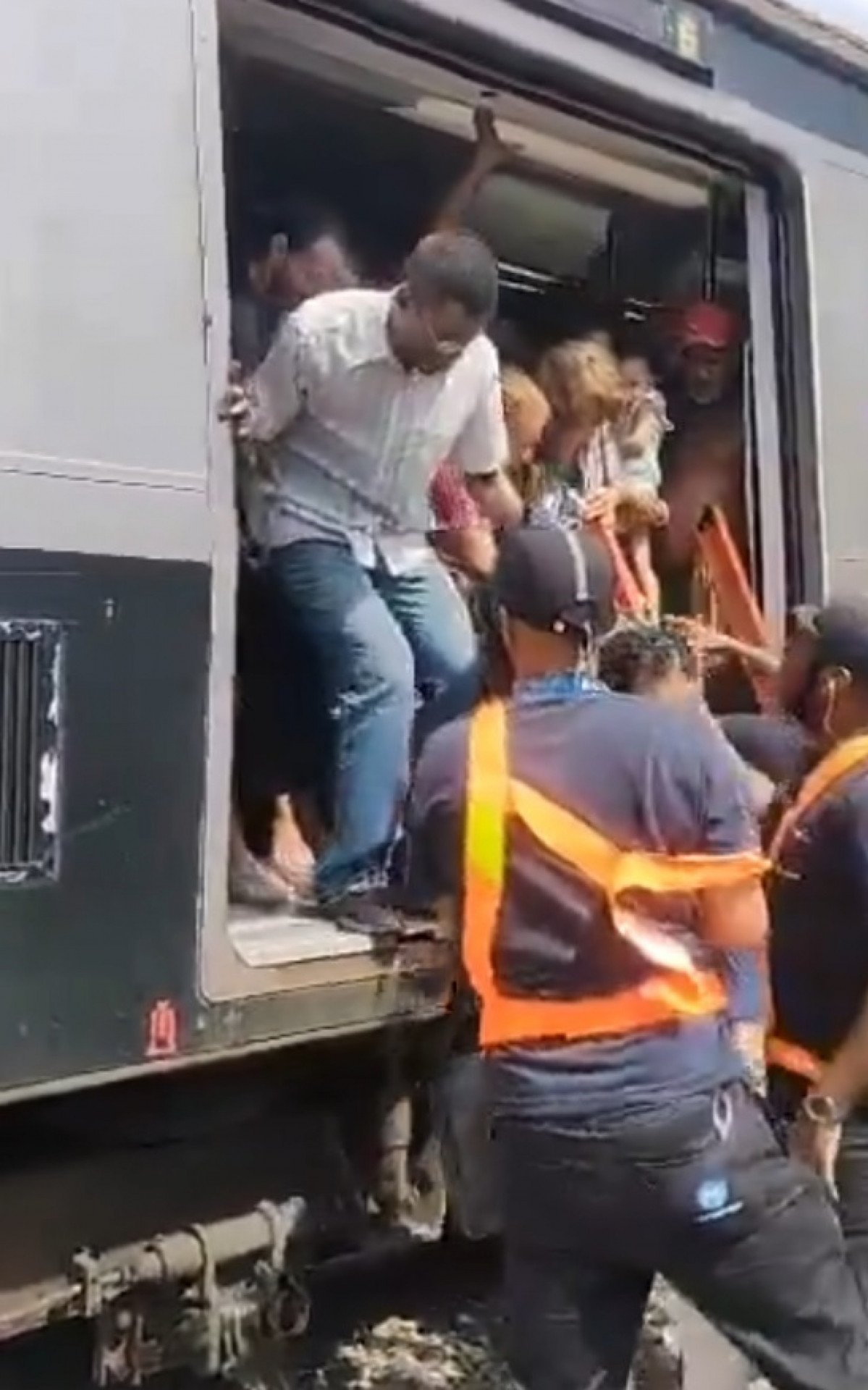 Funcionários do Metrô ajudam passageiros a desembarcar de composição da Linha 2 que descarrilou - Reprodução