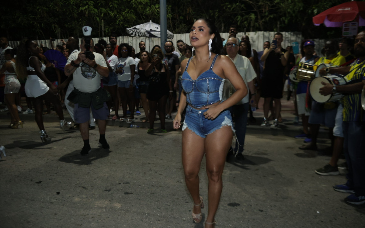 Lexa participa do ensaio de rua da Unidos da Tijuca, nesta quinta-feira