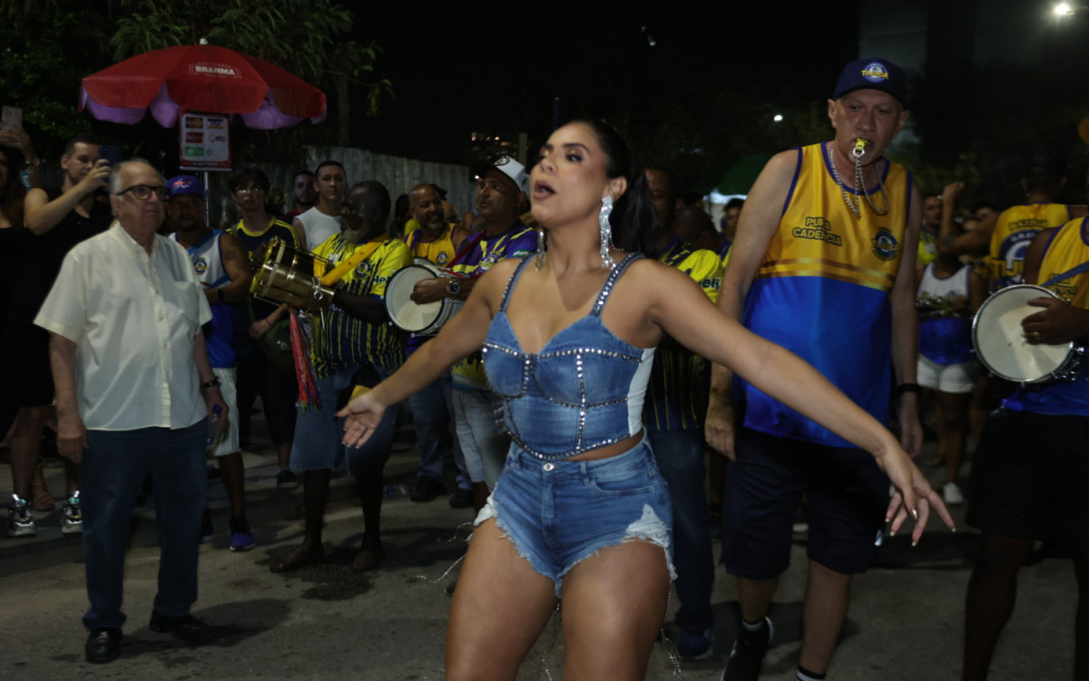Lexa participa do ensaio de rua da Unidos da Tijuca, nesta quinta-feira