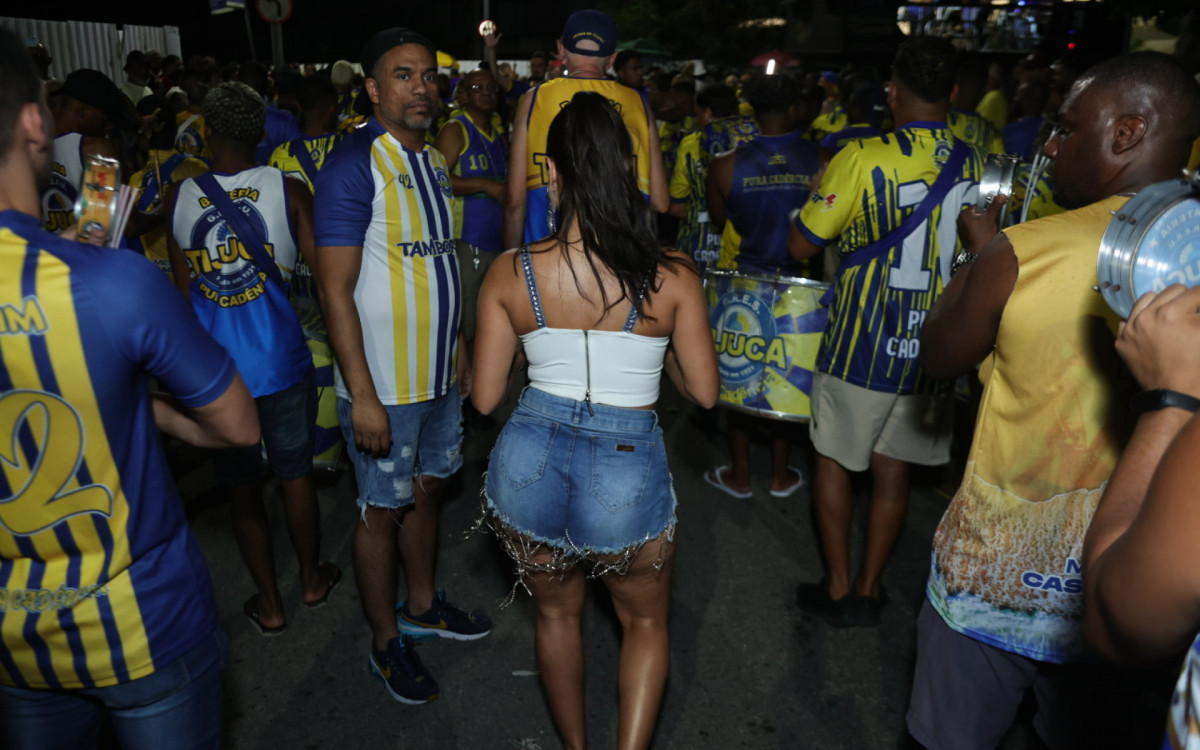 Lexa participa do ensaio de rua da Unidos da Tijuca, nesta quinta-feira