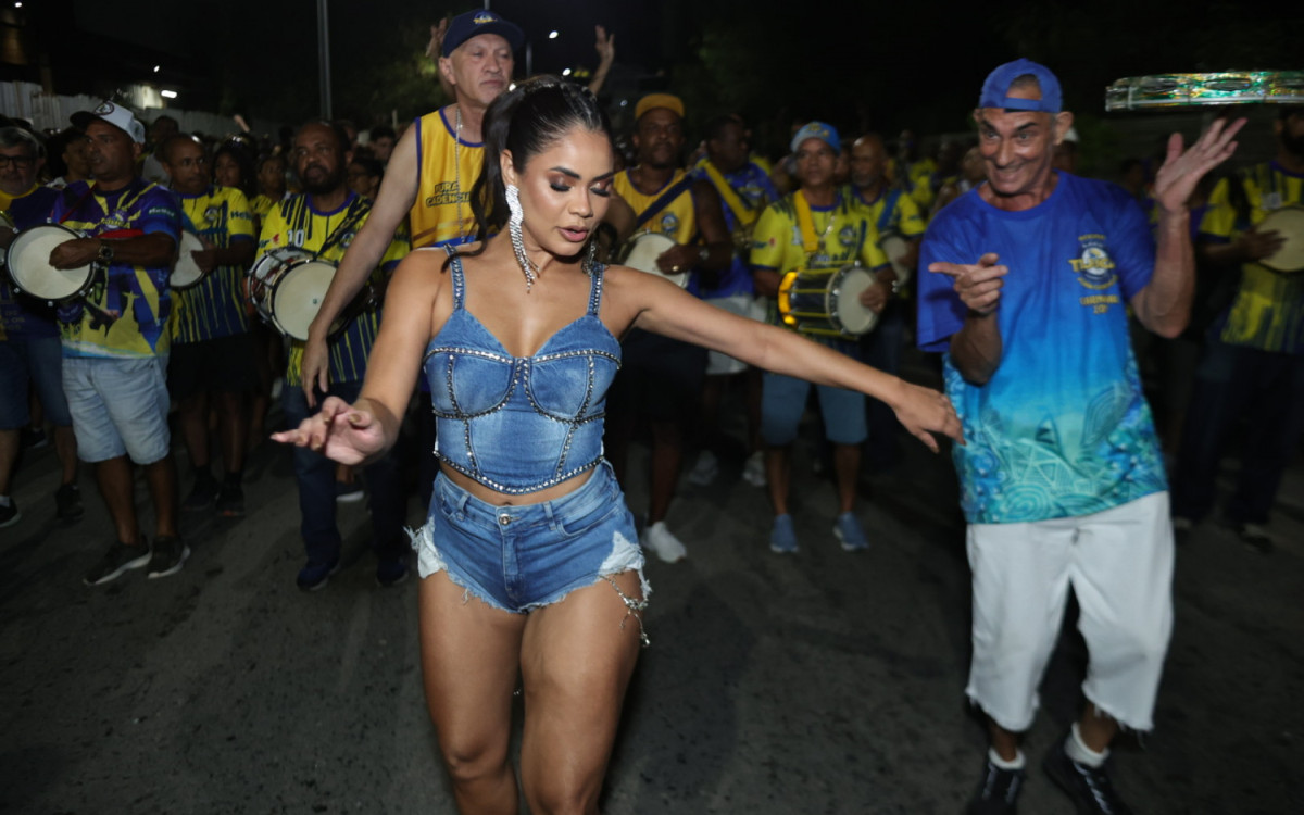 Lexa participa do ensaio de rua da Unidos da Tijuca, nesta quinta-feira