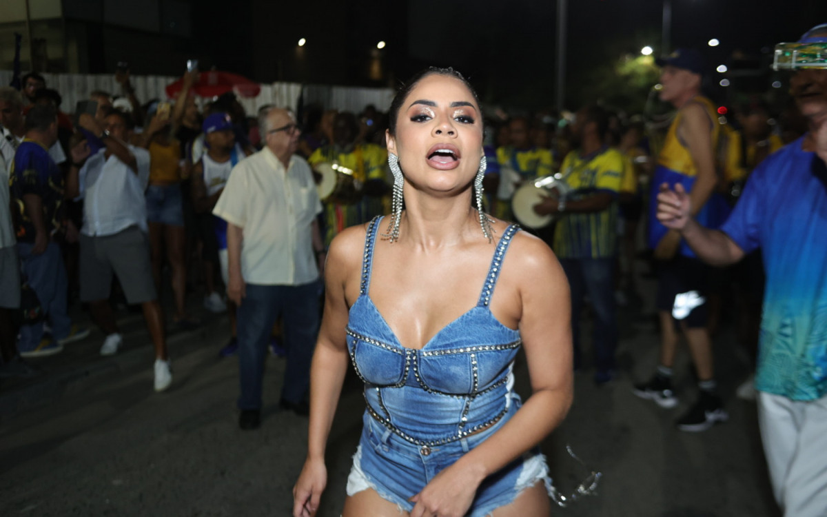 Lexa participa do ensaio de rua da Unidos da Tijuca, nesta quinta-feira