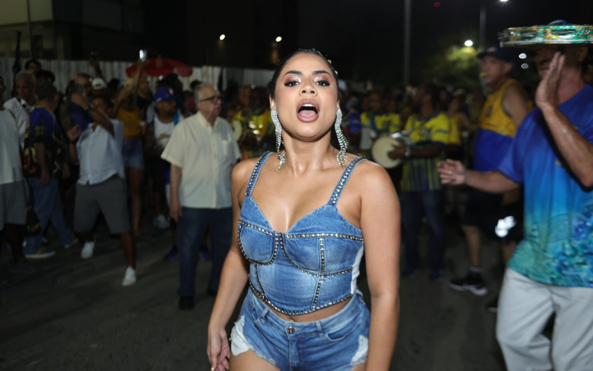 Lexa participa do ensaio de rua da Unidos da Tijuca, nesta quinta-feira