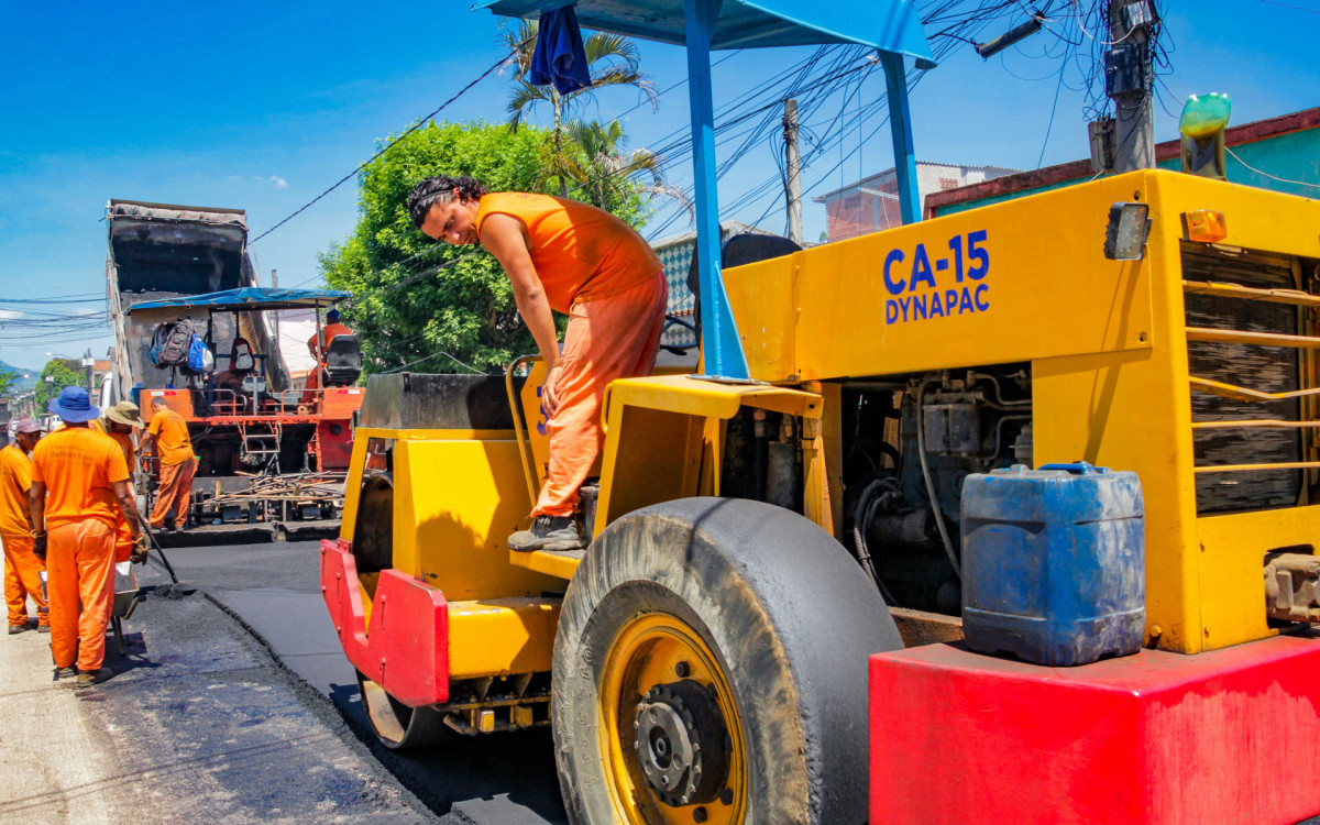 Na pavimentação da Rua Péricles foram utilizados 10 caminhões de asfalto