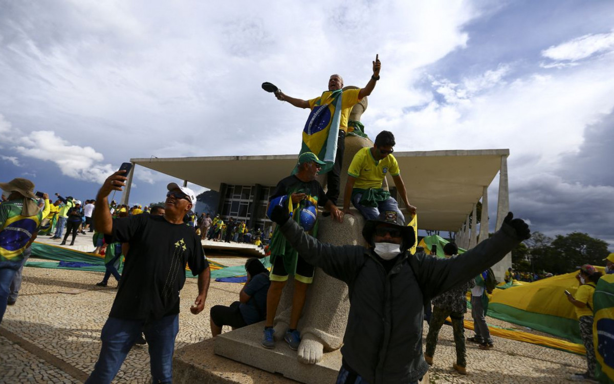 Manifestantes invadem Congresso, STF e Palácio do Planalto