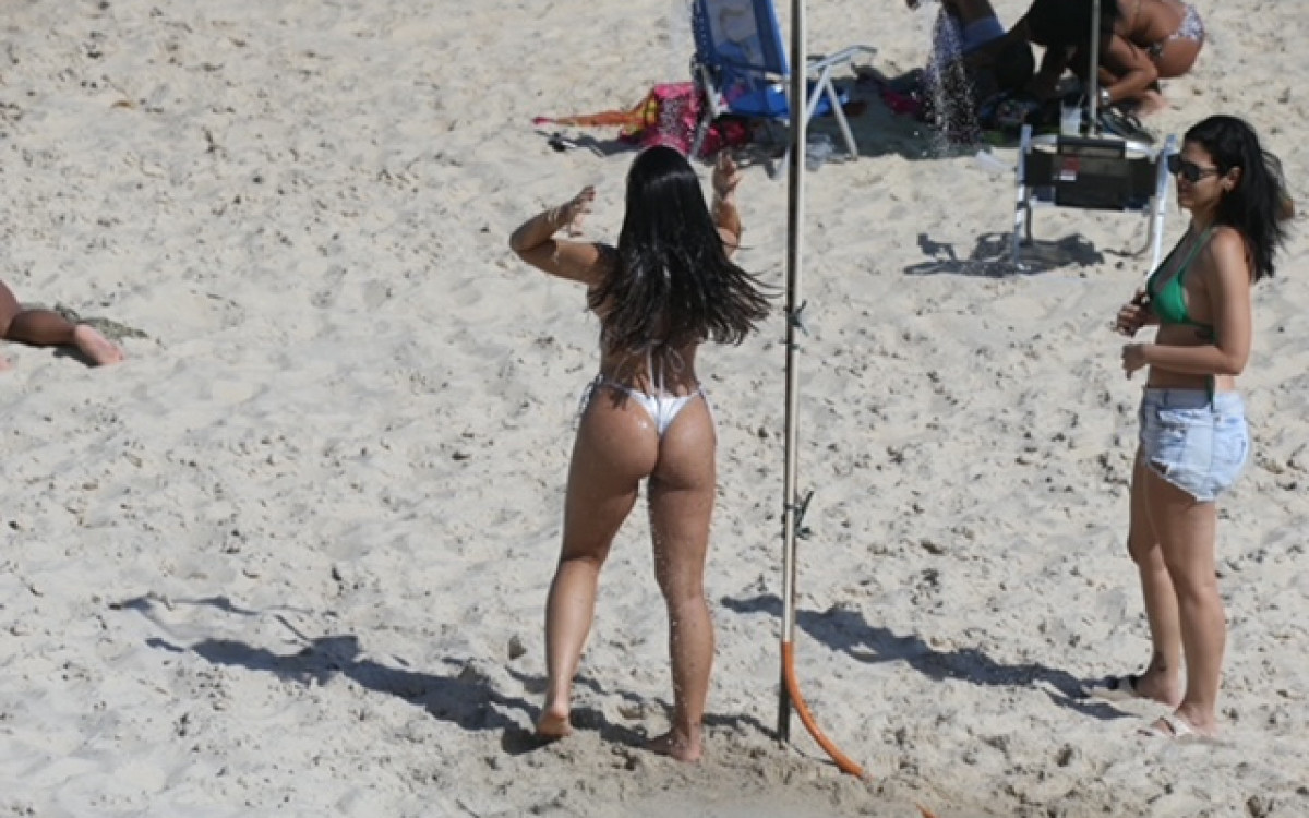 Rafa Kalimann curte dia de sol na Praia de São Conrado, na Zona Sul do Rio