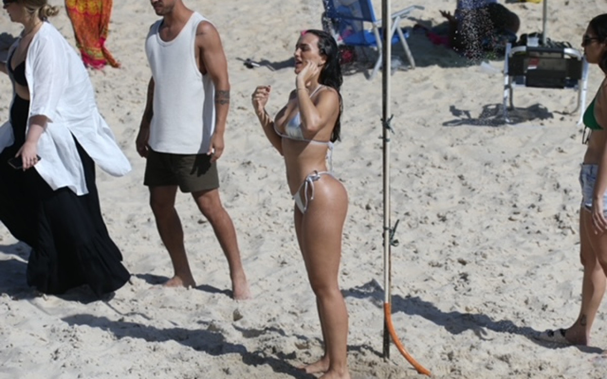 Rafa Kalimann curte dia de sol na Praia de São Conrado, na Zona Sul do Rio