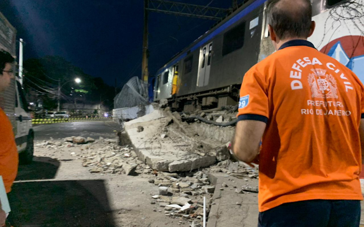Acidente com o trem deixou passageiros em pânico. Bombeiros foram acionados, mas não houve feridos - Paulo Sérgio Costa/O DIA