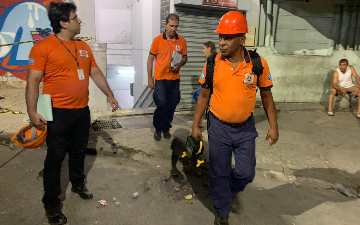 Equipes da Defesa Civil do município estiveram no local - Paulo Sérgio Costa/O DIA