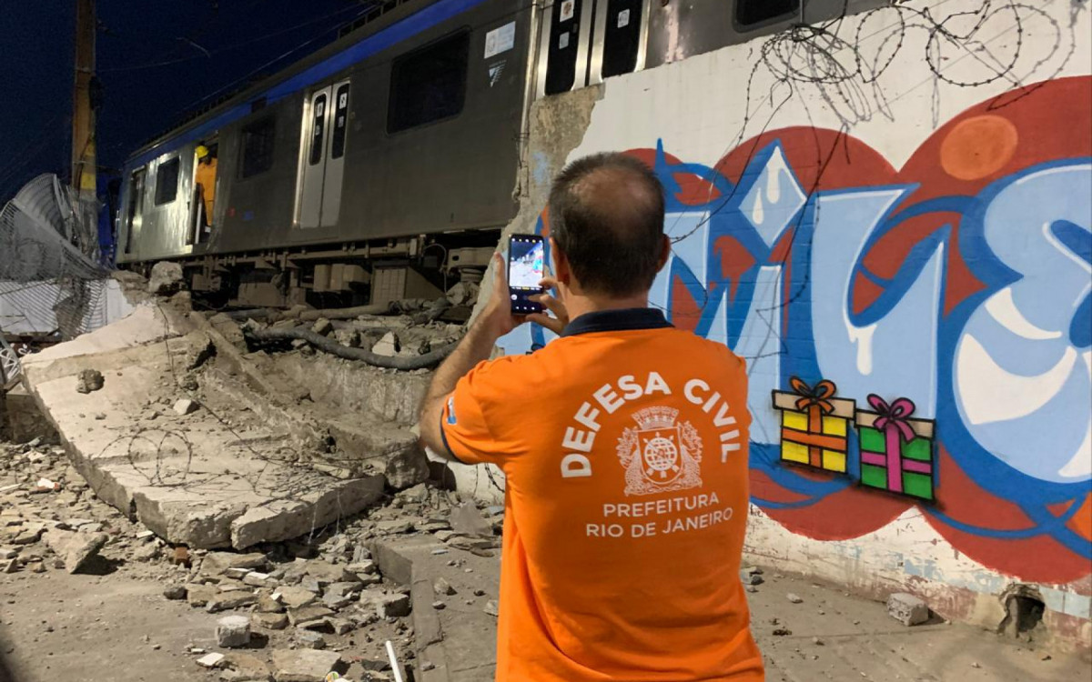 Equipes da Defesa Civil do município estiveram no local - Paulo Sérgio Costa/O DIA
