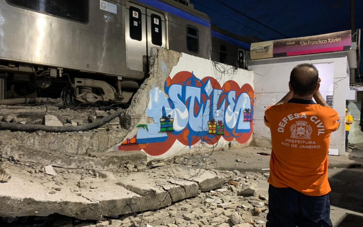 Equipes da Defesa Civil do município estiveram no local - Paulo Sérgio Costa/O DIA