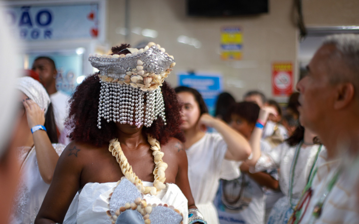 21ª Festa de Iemanjá, no Mercadão de Madureira, nesta tarde de sexta-feira(29)