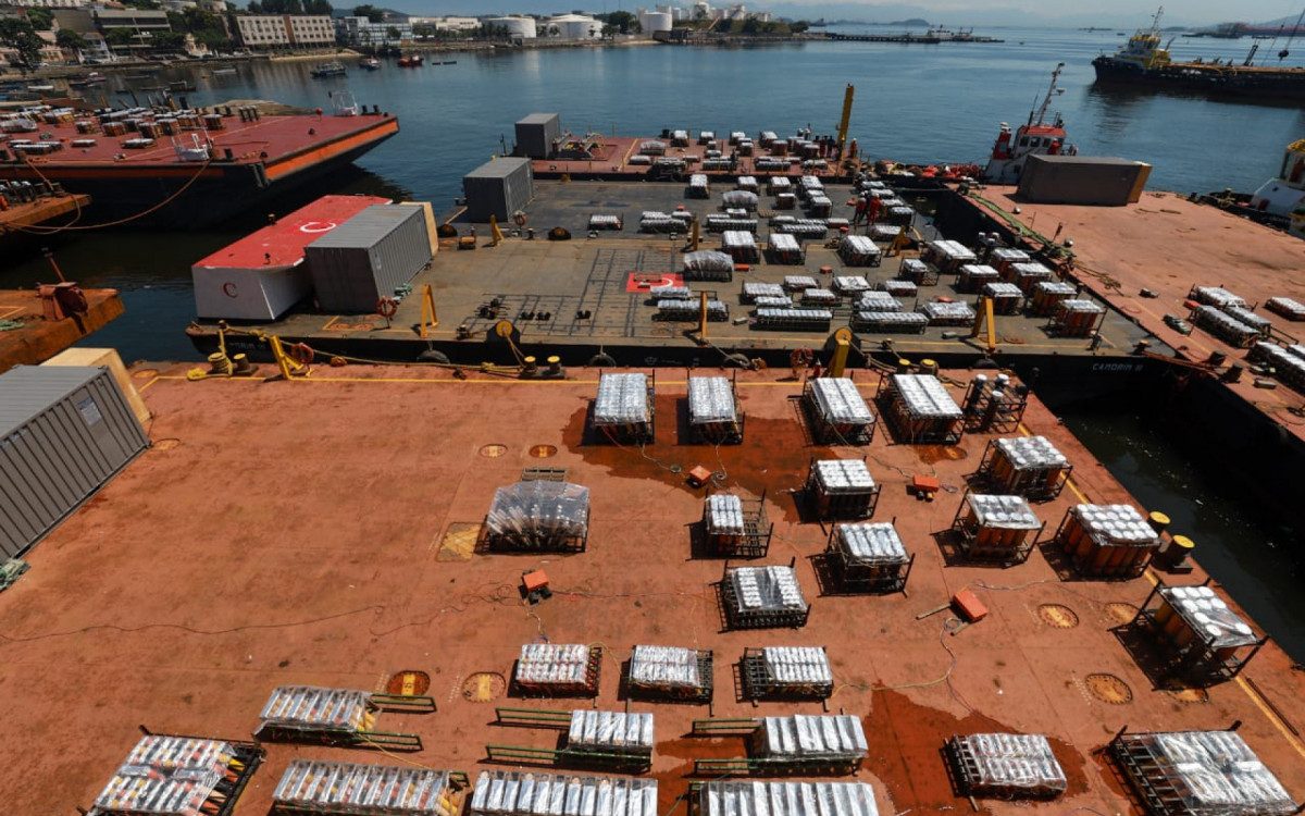 Militares do Corpo de Bombeiros e da Marinha fazem vistoria em balsas usadas na queima de fogos em Copacabana