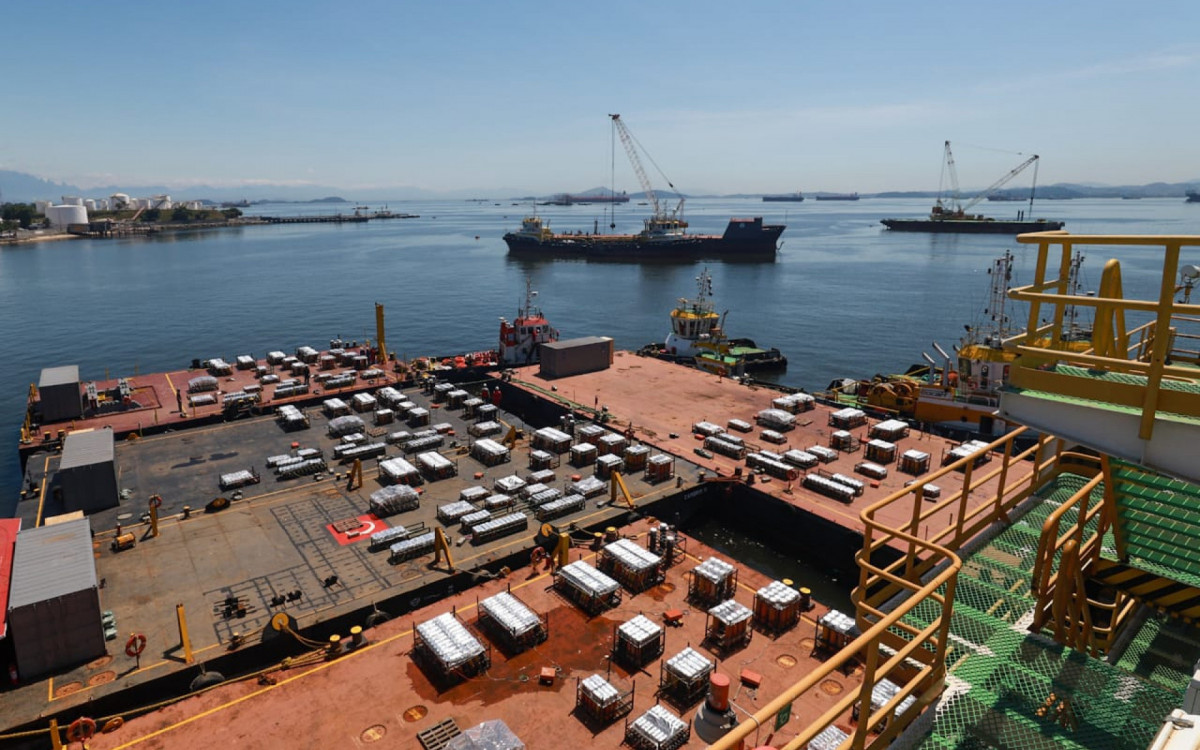 Militares do Corpo de Bombeiros e da Marinha fazem vistoria em balsas usadas na queima de fogos em Copacabana