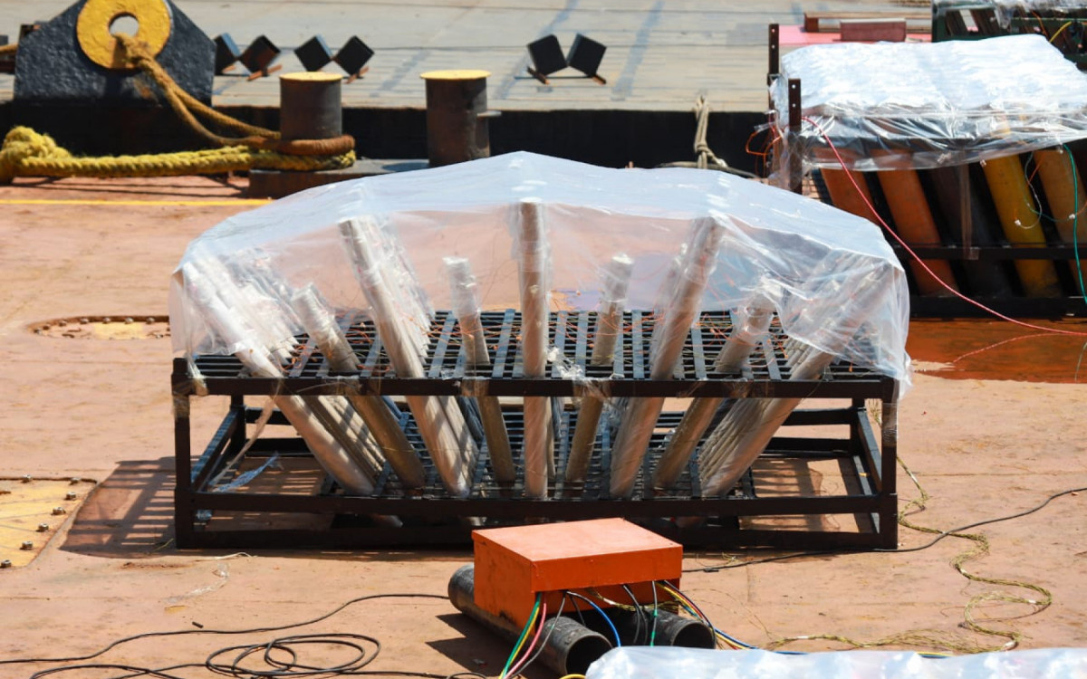 Militares do Corpo de Bombeiros e da Marinha fazem vistoria em balsas usadas na queima de fogos em Copacabana