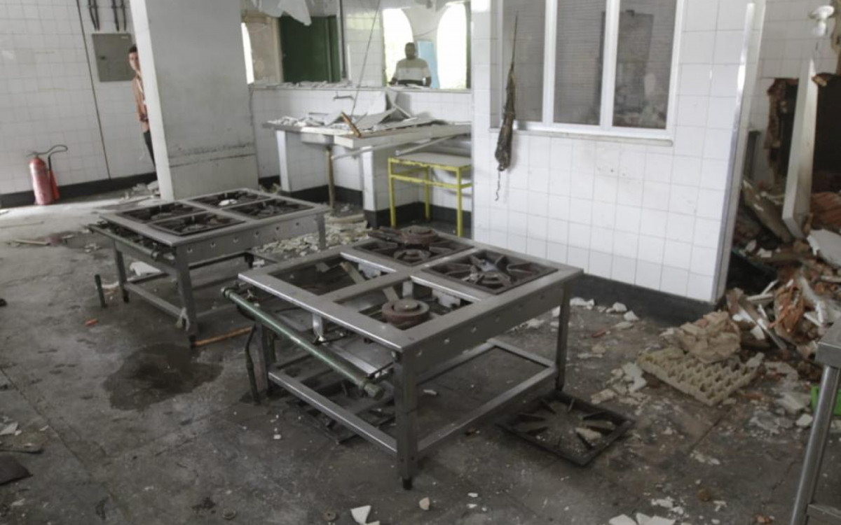 Ciep em Bangu sofreu colapso de paredes e rebaixamentos de gesso da cozinha, despensa, vestiário e refeitório