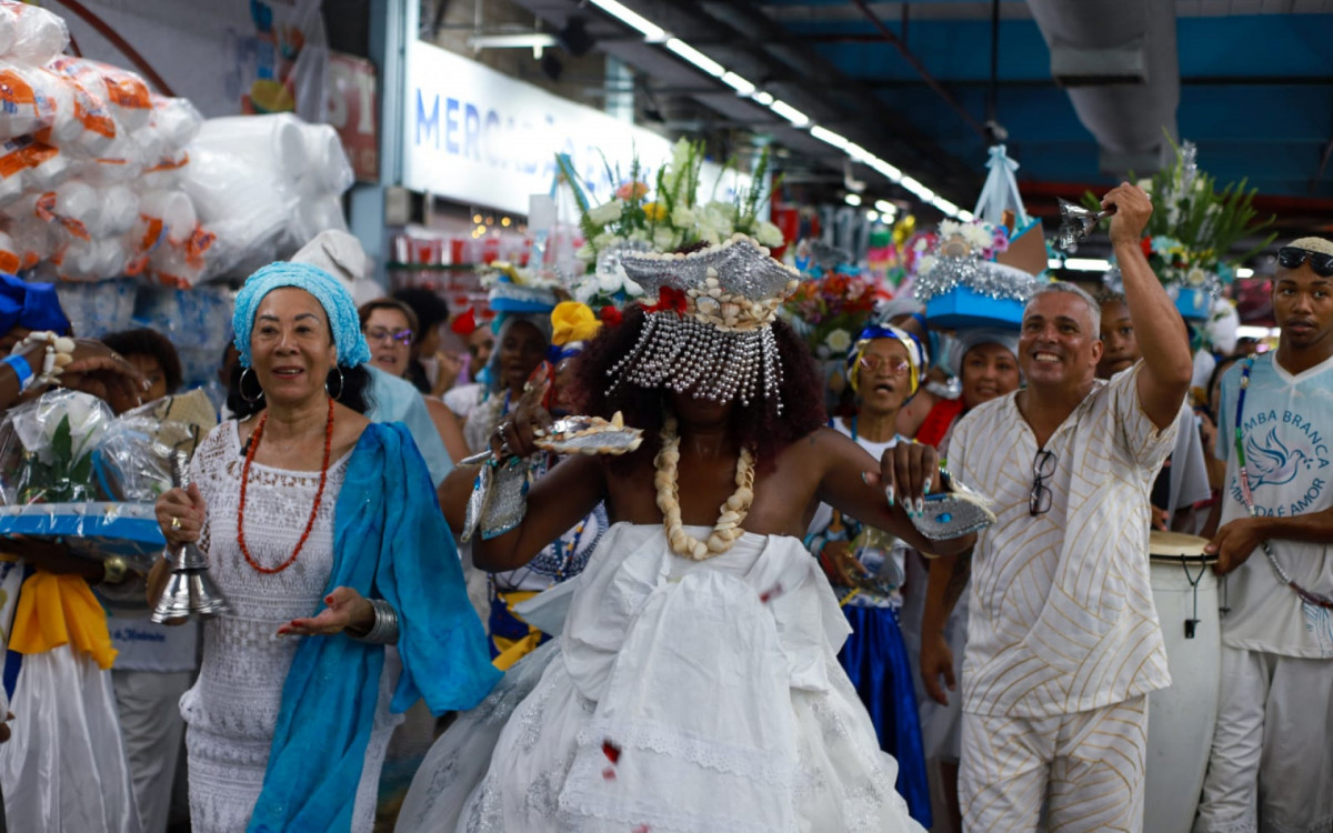 21&ordf; Festa de Iemanj&aacute; foi realizada no Mercad&atilde;o de Madureira, na tarde desta sexta-feira (29)

