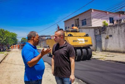 Ruas do bairro Jardim Gláucia recebem asfalto em Belford Roxo