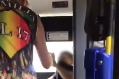 Mulher é vítima de importunação sexual dentro de ônibus