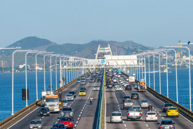 Ponte Rio-Niterói apresenta lentidão e tempo de travessia chega a uma hora