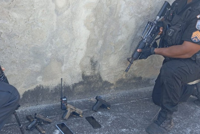 Polícia prende três homens e apreende armas na Comunidade da Caixa D'Água