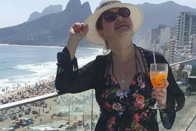 Aos 57 anos, Narjara Turetta posa de maiô em hotel badalado no Rio e arranca elogios da web