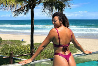 A pedido de fã, Sheron Menezzes mostra o ‘rabetão’ em fotos