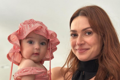 Thaila Ayala encanta web ao vestir Tereza com roupinha da filha de Julia Faria