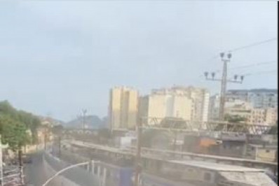 Trem descarrila, bate em muro e passageiros são retirados com auxílio dos bombeiros