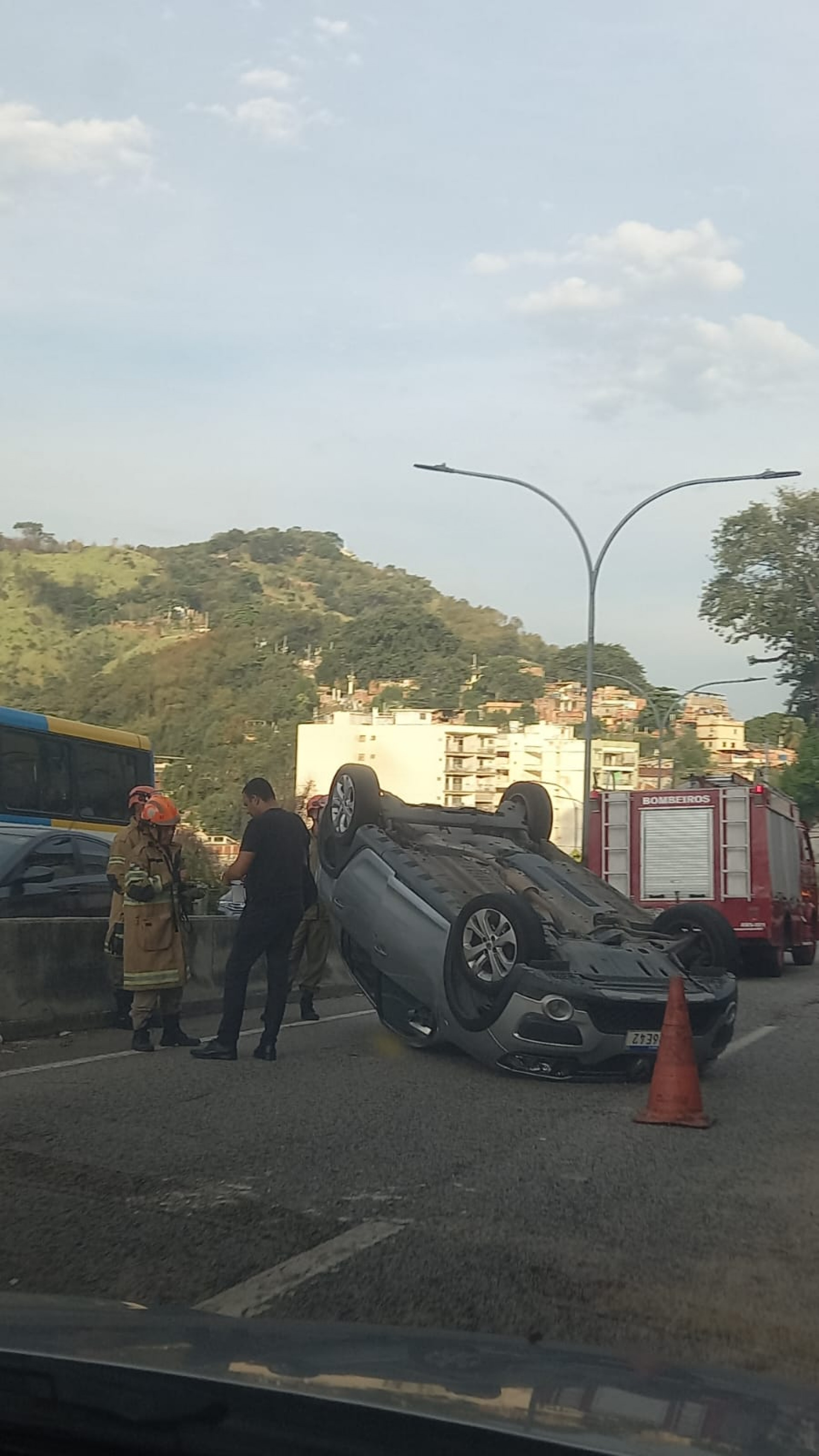 Capotamento na Estrada Grajaú-Jacarepaguá - Reprodução / Redes Sociais