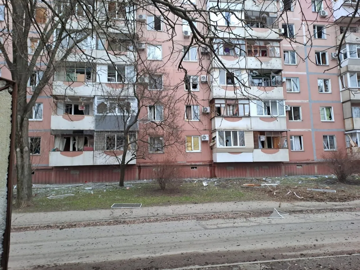 Diversos apartamentos em Zaporizhzhia com a vidraçaria quebrada após o ataque russo nesta sexta-feira, 28 - Reprodução/Kyiv Independent